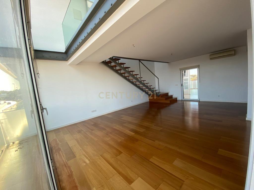 Fotografia 5 de 🌊 Apartamento T3 Duplex de Luxo em Algés | Vista Rio, Fachada em Vidro e Piscina no Rooftop