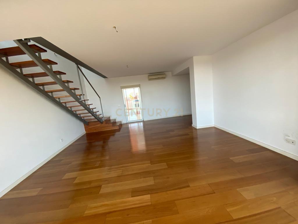 Fotografia 3 de 🌊 Apartamento T3 Duplex de Luxo em Algés | Vista Rio, Fachada em Vidro e Piscina no Rooftop