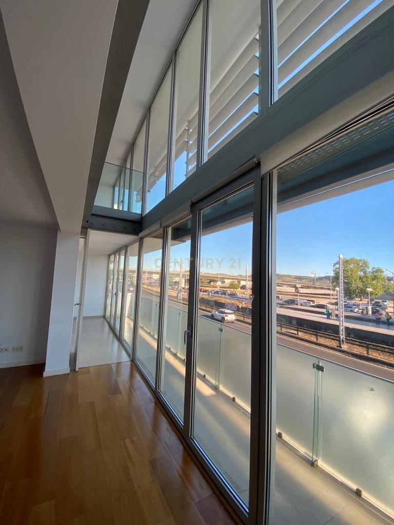 Fotografia 9 de 🌊 Apartamento T3 Duplex de Luxo em Algés | Vista Rio, Fachada em Vidro e Piscina no Rooftop
