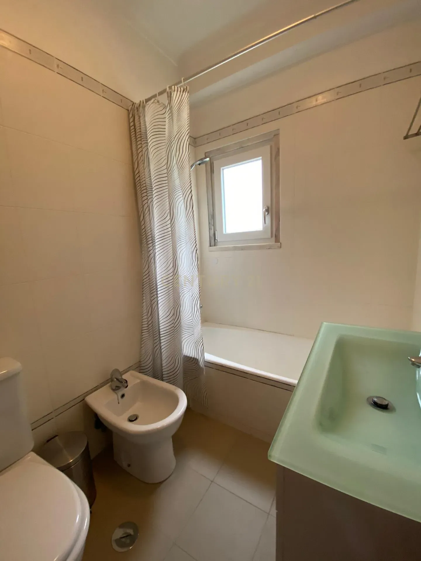 Fotografia 7 de Apartamento T2 mobilado e equipado em Carcavelos