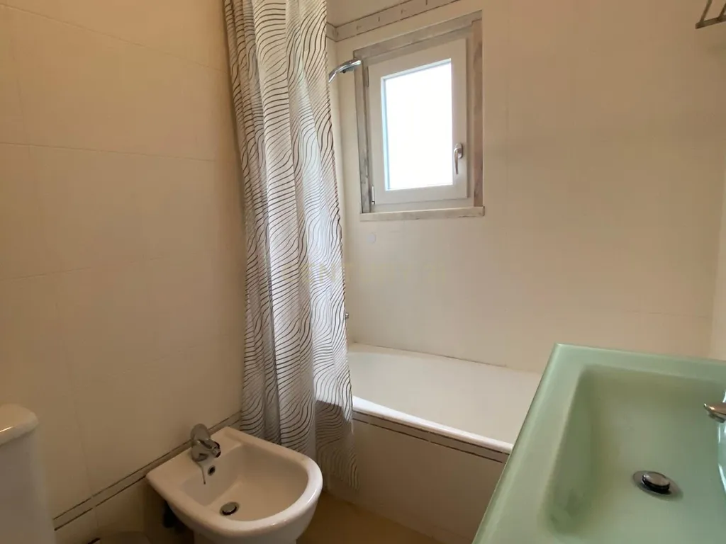 Apartamento T2 mobilado e equipado em Carcavelos - Image 7