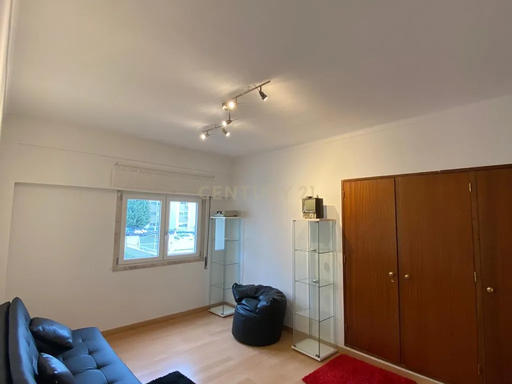 Apartamento T2 mobilado e equipado em Carcavelos - Image 9