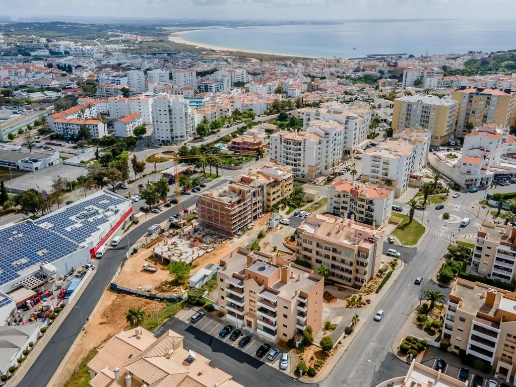 Arrendamento Anual | T2 Espaçoso em Lagos – Excelente Localização - Image 1