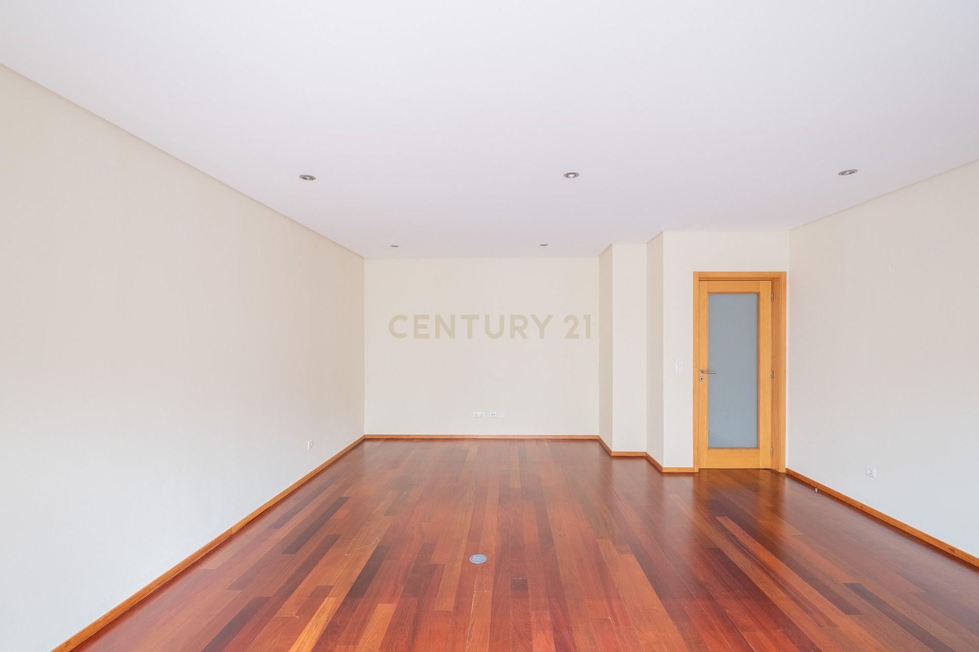Fotografia 3 de Apartamento t2 para arrendamento com garagem junto avenida dos combatentes