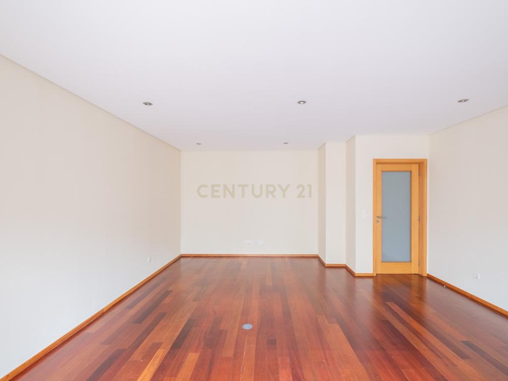 Apartamento t2 para arrendamento com garagem junto avenida dos combatentes - Image 3