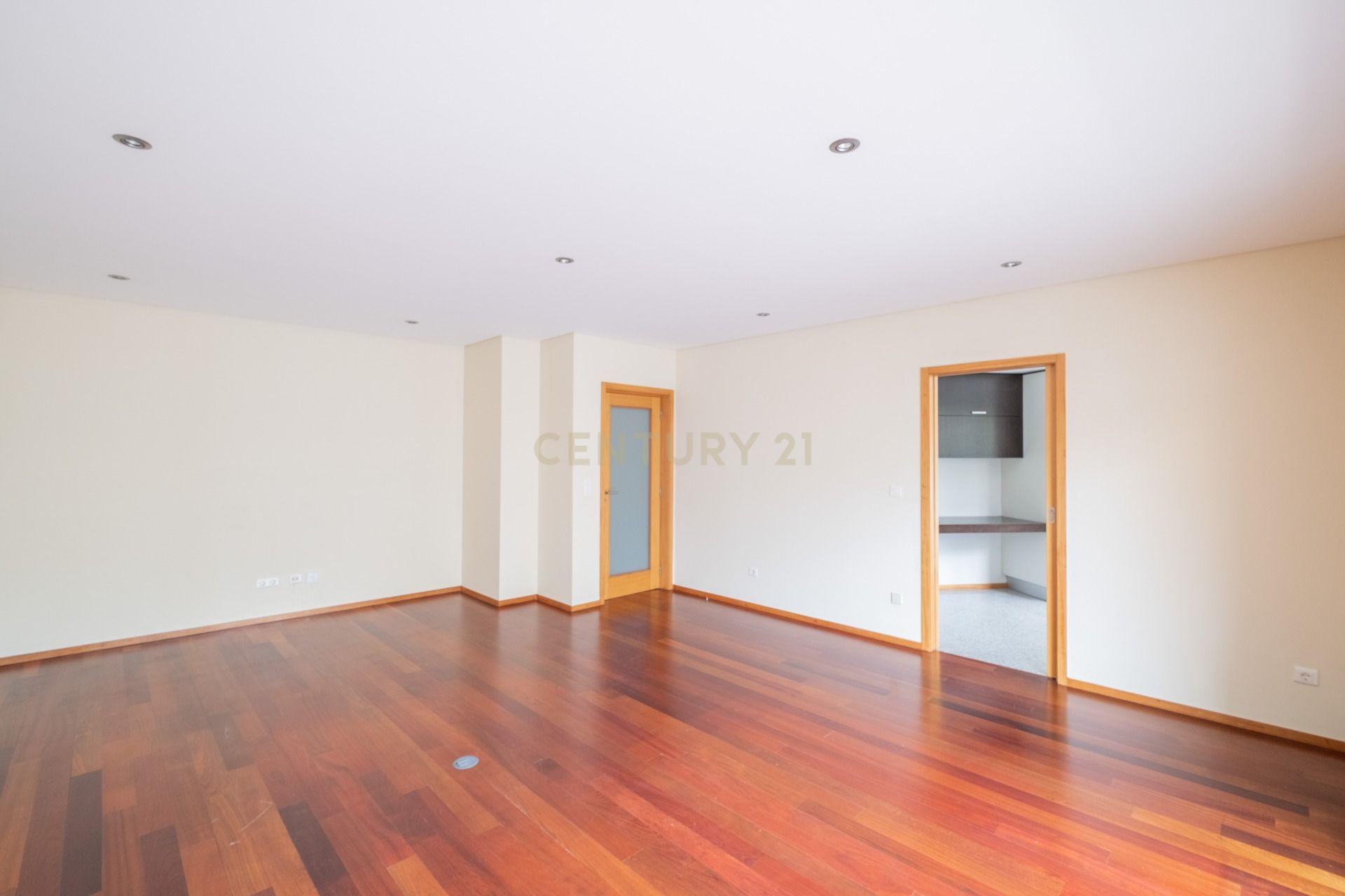 Fotografia 4 de Apartamento t2 para arrendamento com garagem junto avenida dos combatentes