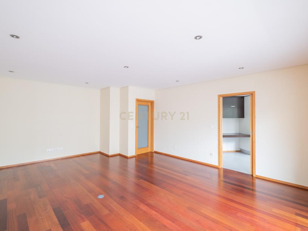 Apartamento t2 para arrendamento com garagem junto avenida dos combatentes - Image 4