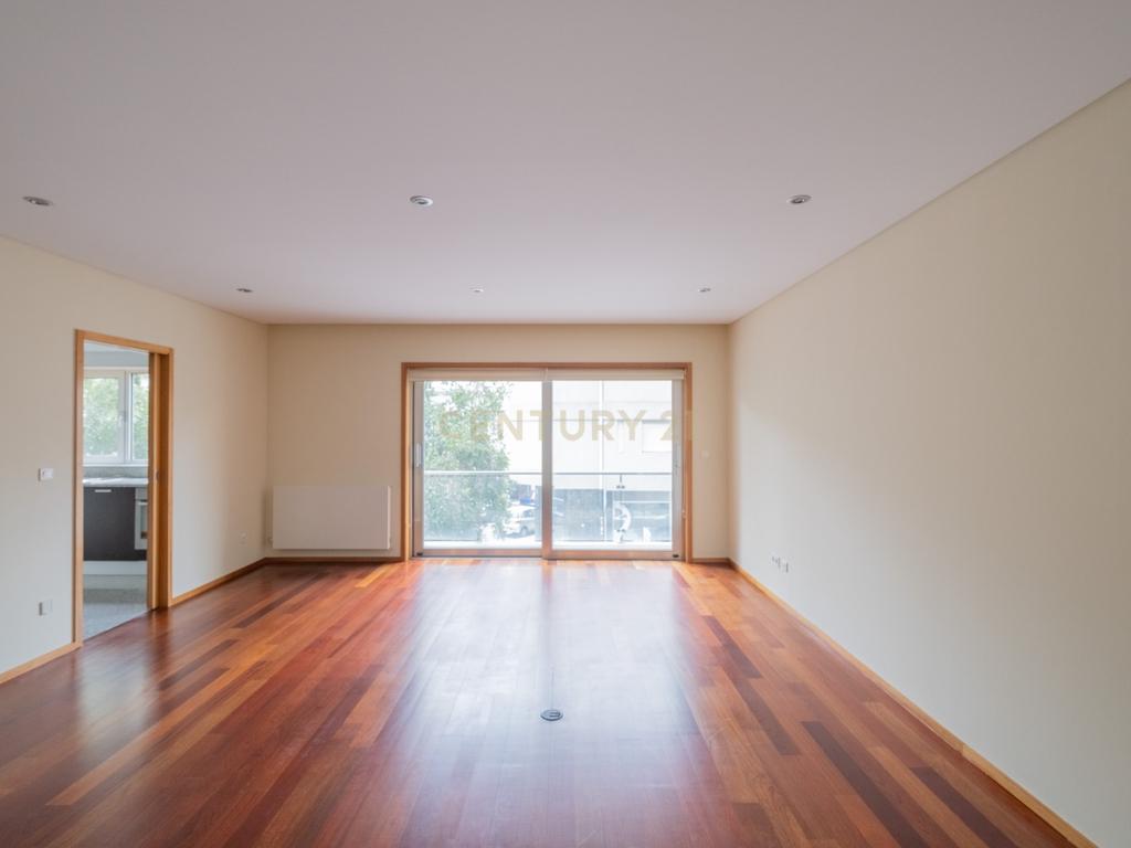 Apartamento t2 para arrendamento com garagem junto avenida dos combatentes - Image 2