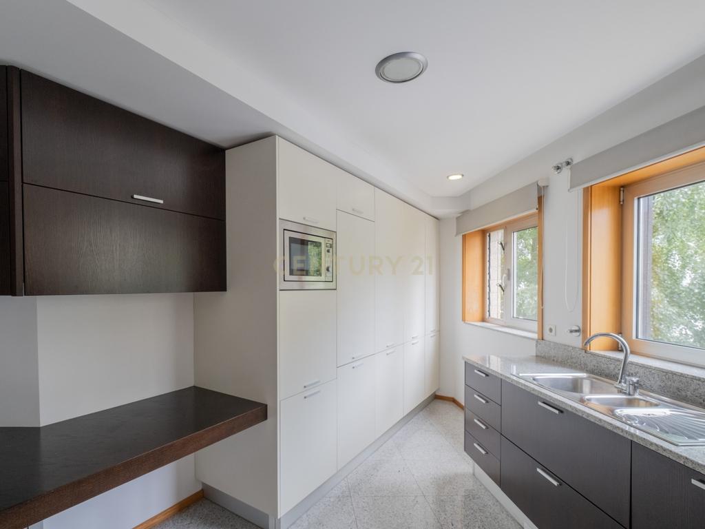 Apartamento t2 para arrendamento com garagem junto avenida dos combatentes - Image 9