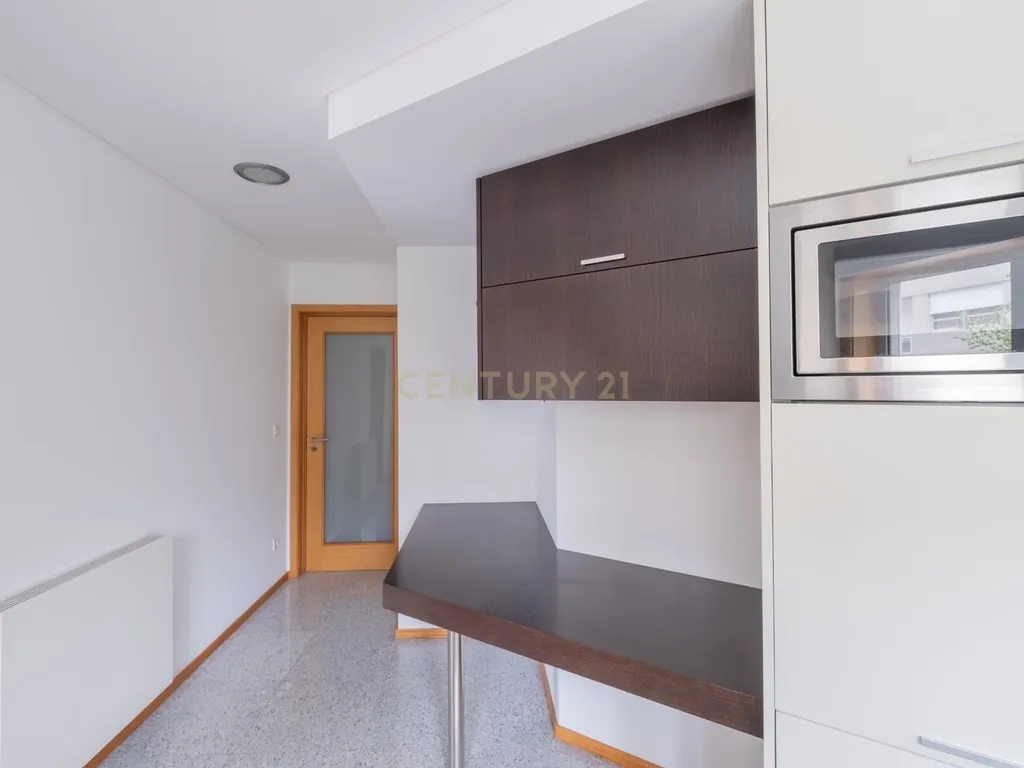 Apartamento t2 para arrendamento com garagem junto avenida dos combatentes - Image 10