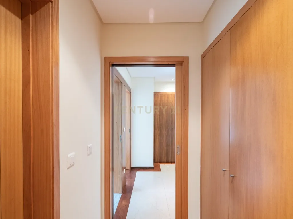 Apartamento t2 para arrendamento com garagem junto avenida dos combatentes - Image 6