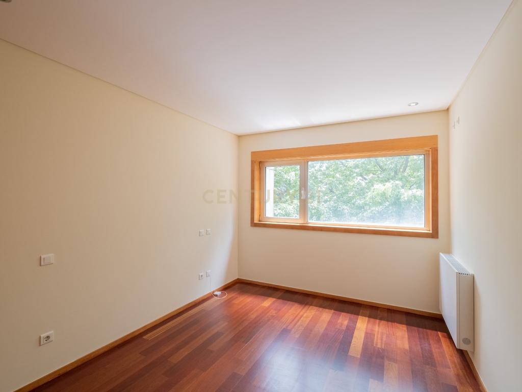 Apartamento t2 para arrendamento com garagem junto avenida dos combatentes - Image 11
