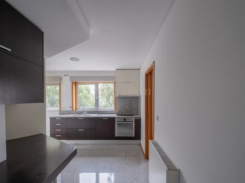 Apartamento t2 para arrendamento com garagem junto avenida dos combatentes - Image 7