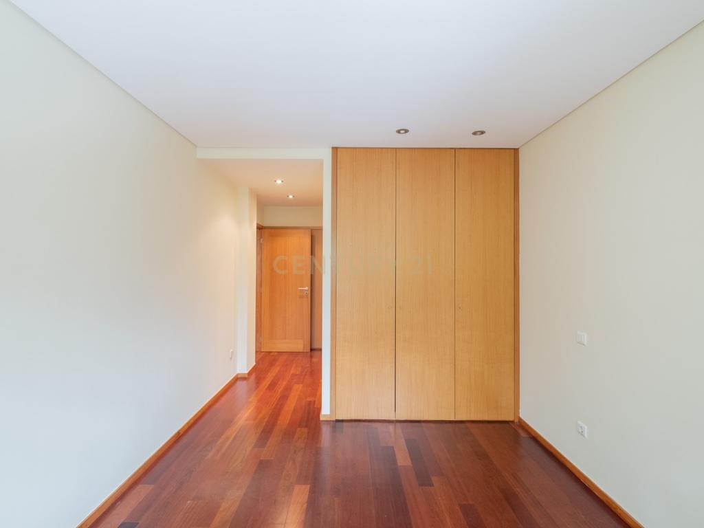 Apartamento t2 para arrendamento com garagem junto avenida dos combatentes - Image 12