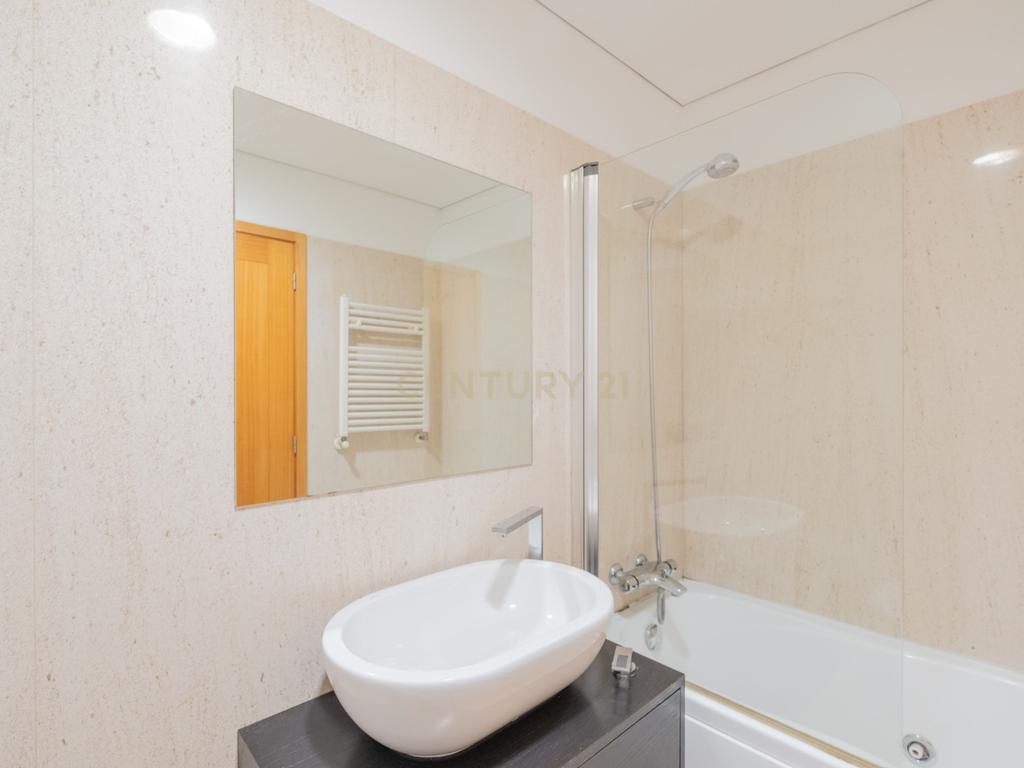 Apartamento t2 para arrendamento com garagem junto avenida dos combatentes - Image 13