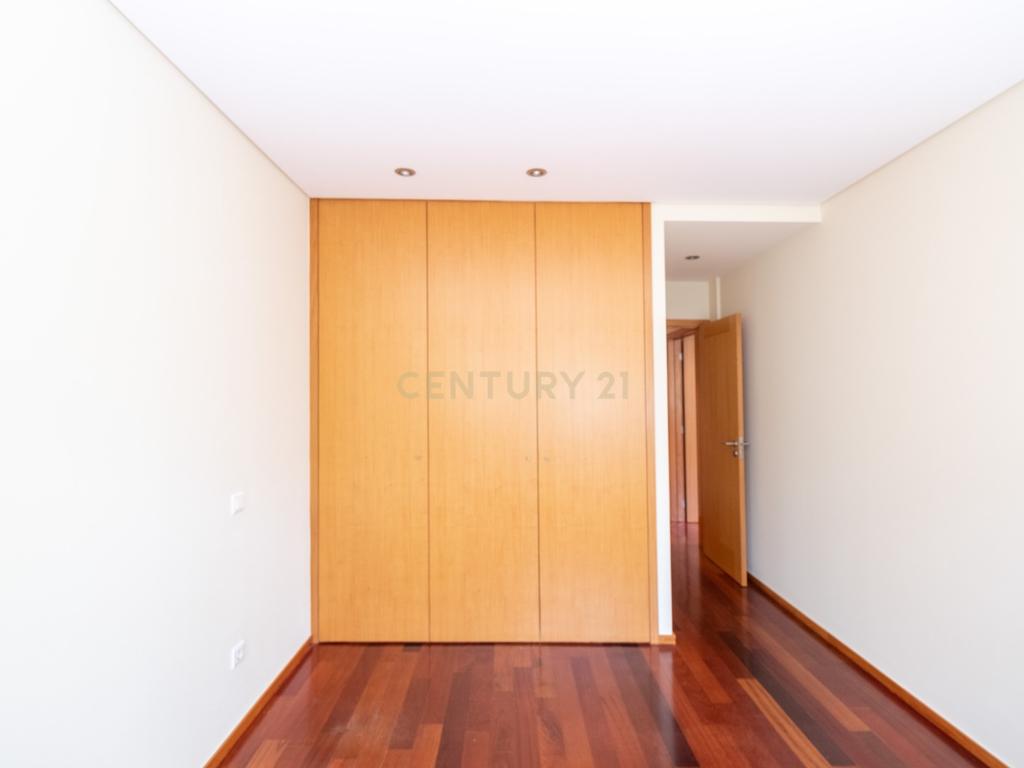Apartamento t2 para arrendamento com garagem junto avenida dos combatentes - Image 17