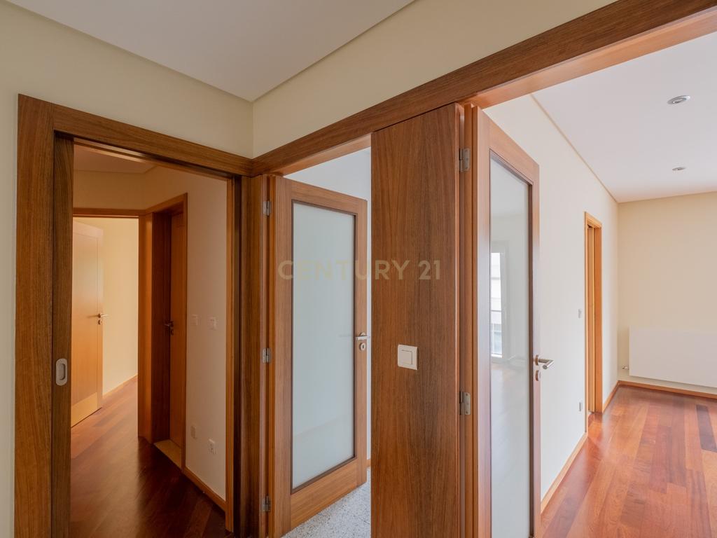 Apartamento t2 para arrendamento com garagem junto avenida dos combatentes - Image 20