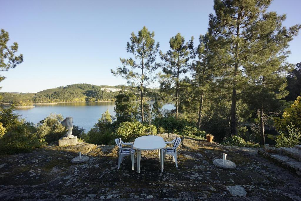 Moradia de Charme com vista privilegiada e acesso privativo à barragem Castelo de Bode com projeto aprovado para a construção de cinco moradias independentes - Image 2