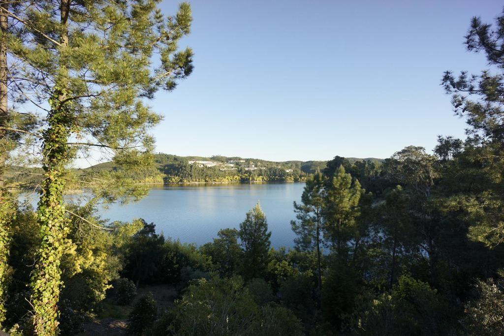 Moradia de Charme com vista privilegiada e acesso privativo à barragem Castelo de Bode com projeto aprovado para a construção de cinco moradias independentes - Image 1