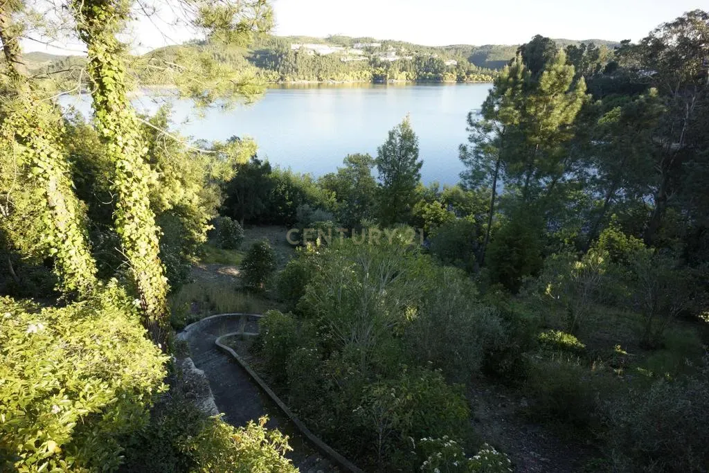 Moradia de Charme com vista privilegiada e acesso privativo à barragem Castelo de Bode com projeto aprovado para a construção de cinco moradias independentes - Image 6