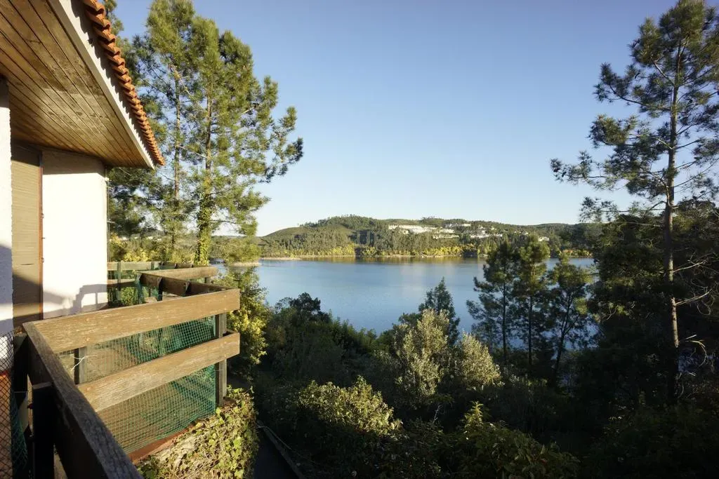 Moradia de Charme com vista privilegiada e acesso privativo à barragem Castelo de Bode com projeto aprovado para a construção de cinco moradias independentes - Image 4