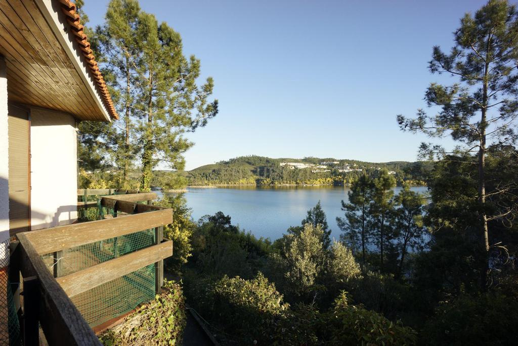 Moradia de Charme com vista privilegiada e acesso privativo à barragem Castelo de Bode com projeto aprovado para a construção de cinco moradias independentes - Image 4