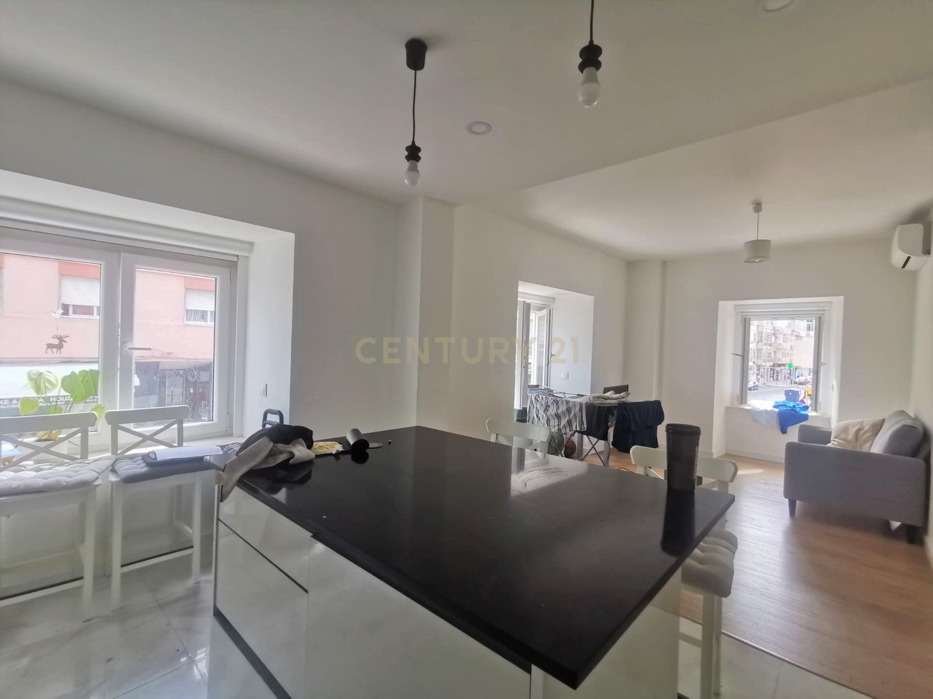 Apartamento T3 convertido em T4, totalmente remodelado, na Estrada de Benfica, Lisboa - Image 6