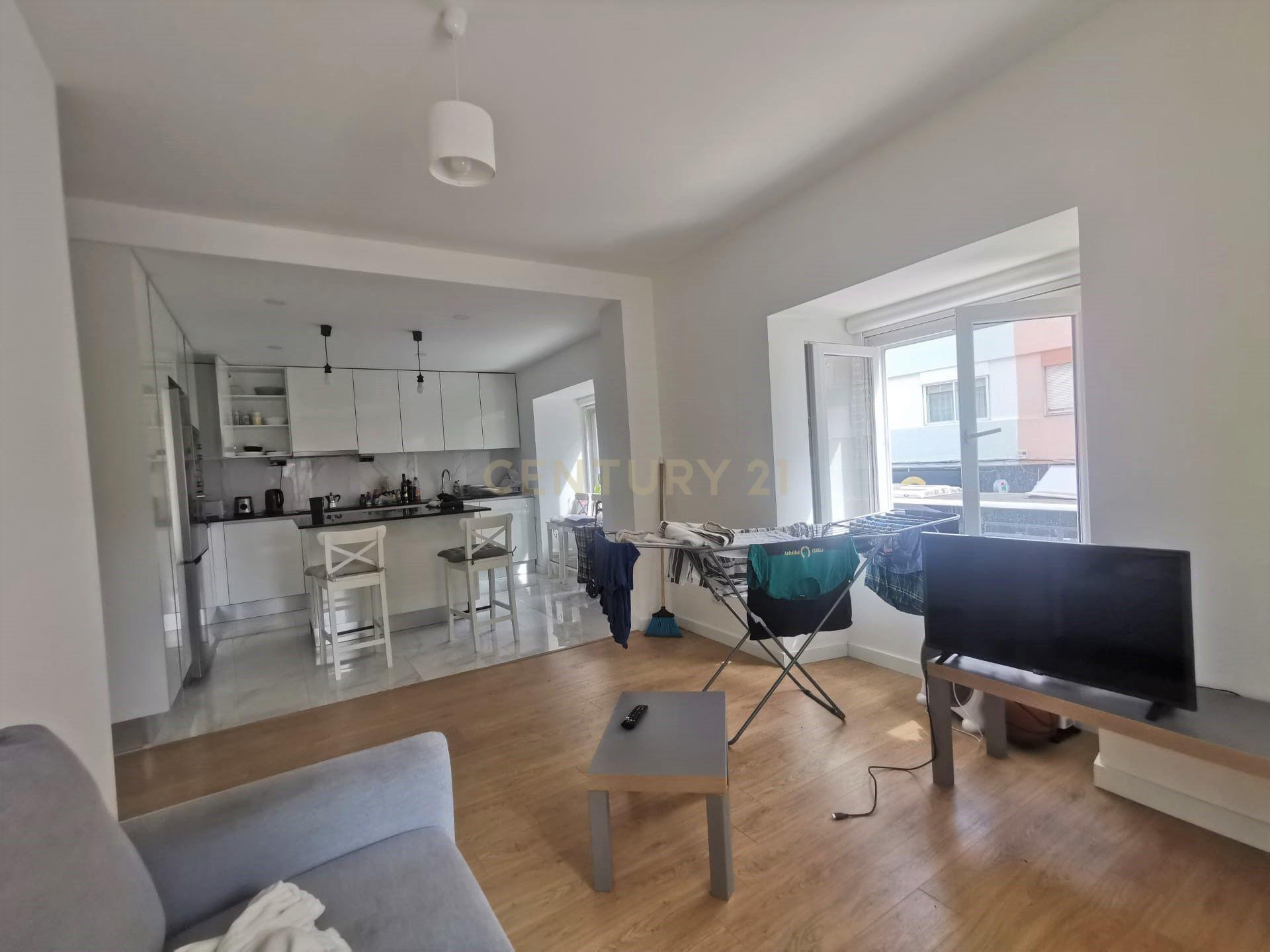 Apartamento T3 convertido em T4, totalmente remodelado, na Estrada de Benfica, Lisboa - Image 2