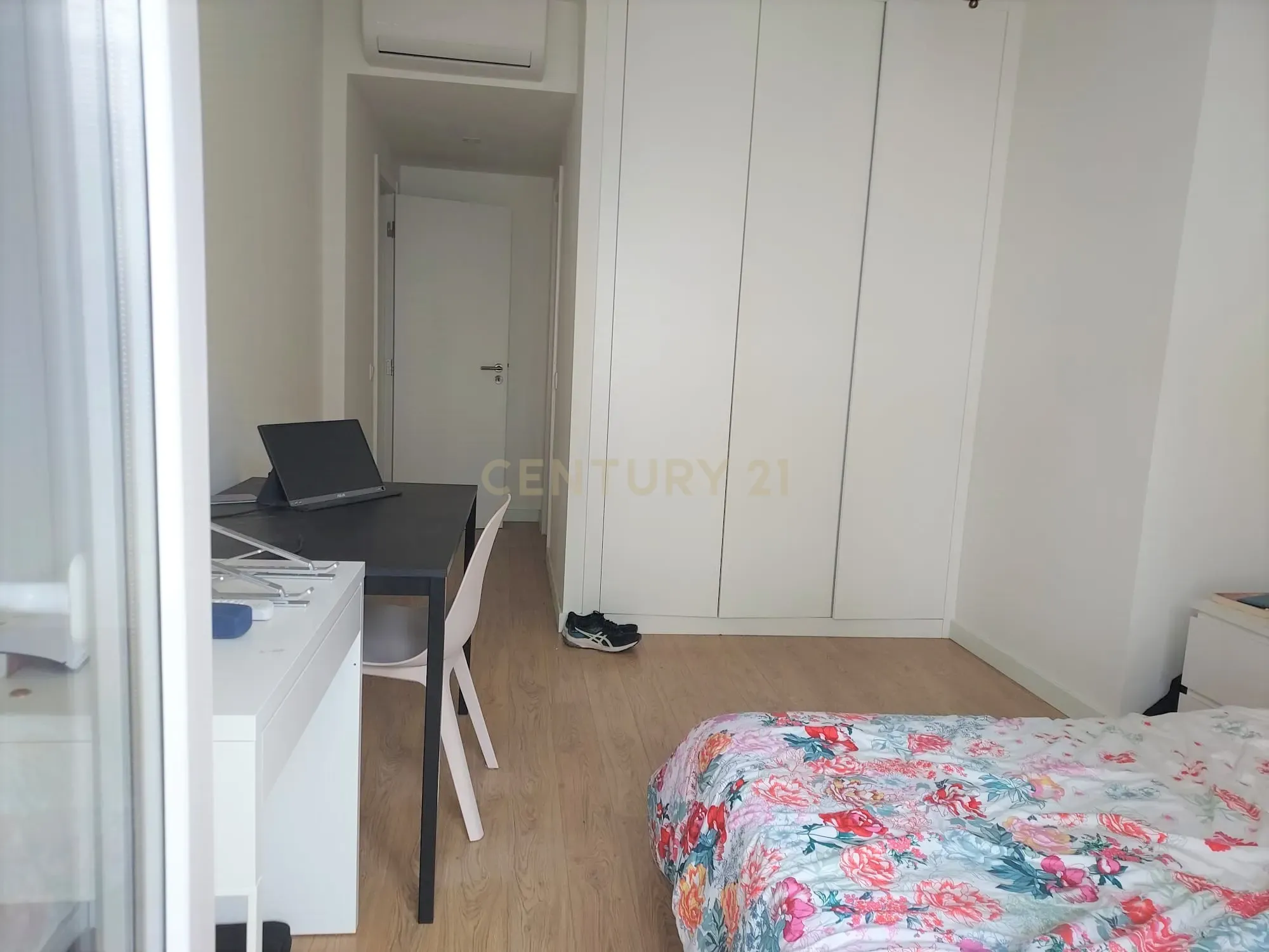 Apartamento T3 convertido em T4, totalmente remodelado, na Estrada de Benfica, Lisboa - Image 7