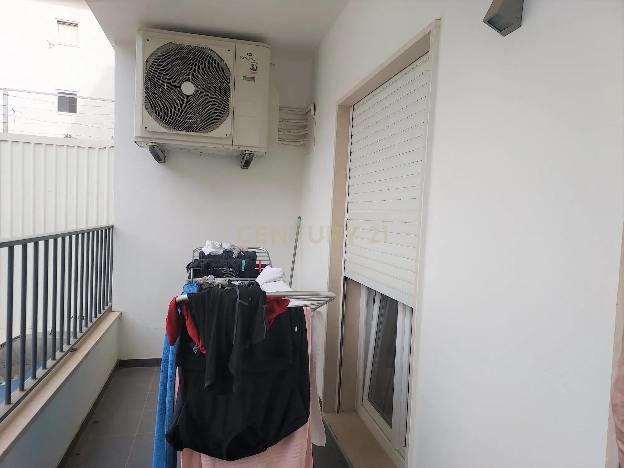 Apartamento T3 convertido em T4, totalmente remodelado, na Estrada de Benfica, Lisboa - Image 11