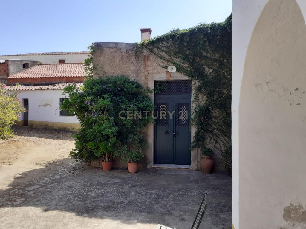 Casa Senhorial, situado na rua de Mourão, 37 em Reguengos de Monsaraz. - Image 14