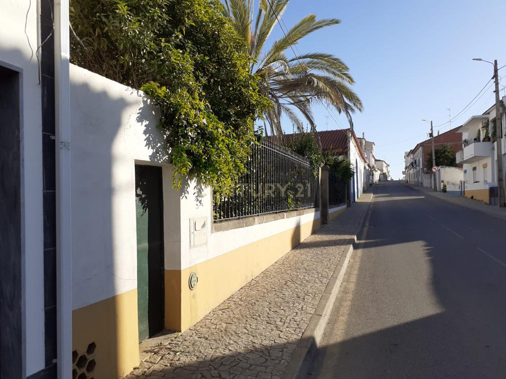 Casa Senhorial, situado na rua de Mourão, 37 em Reguengos de Monsaraz. - Image 6