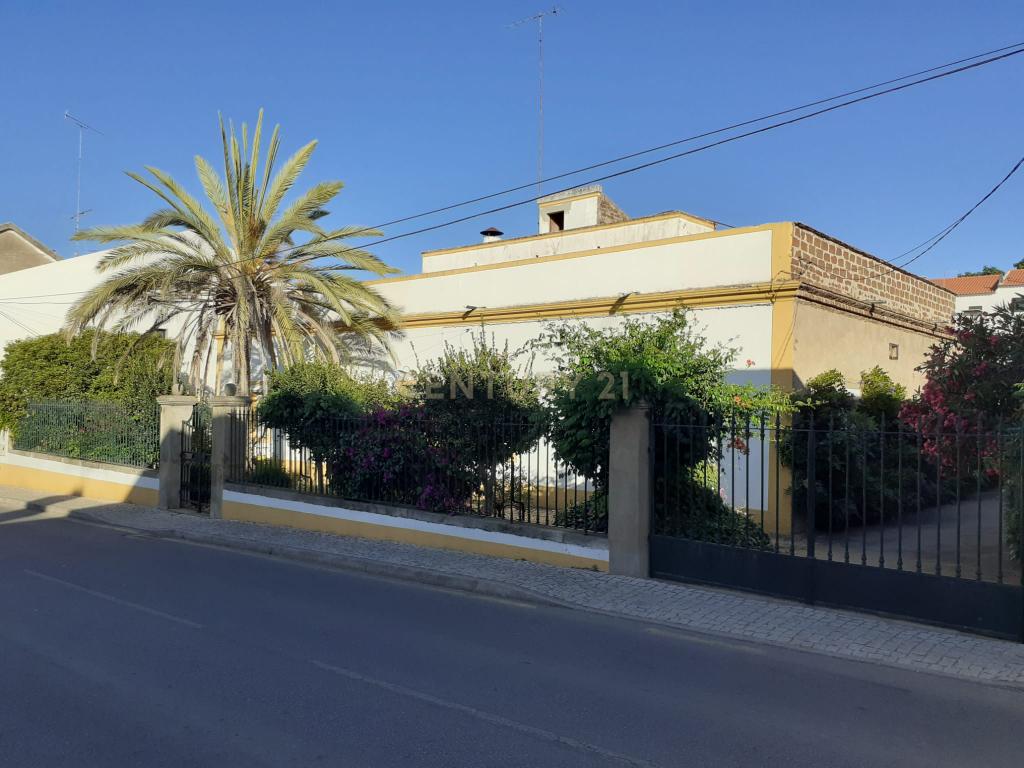Casa Senhorial, situado na rua de Mourão, 37 em Reguengos de Monsaraz. - Image 3