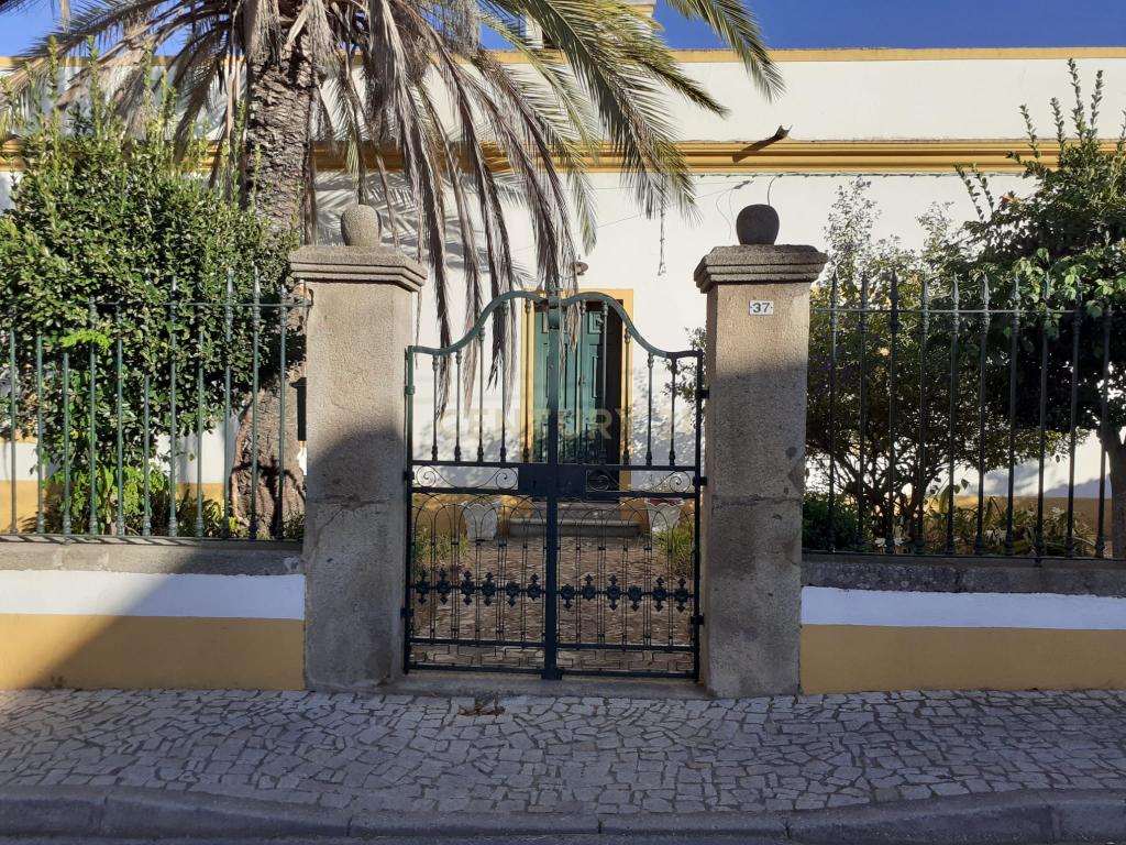 Casa Senhorial, situado na rua de Mourão, 37 em Reguengos de Monsaraz. - Image 1