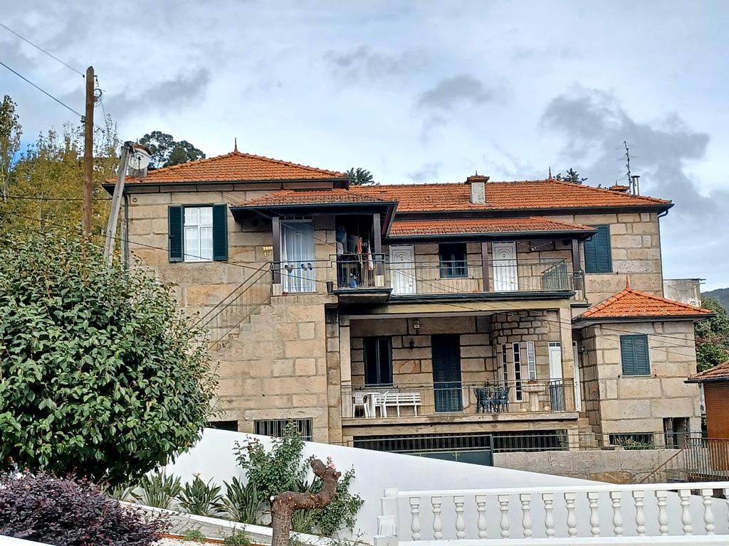 Moradia Secular T6, recuperada em Sande, Marco de Canaveses - Image 1