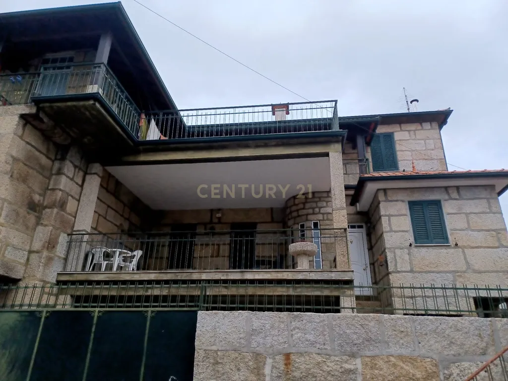 Moradia Secular T6, recuperada em Sande, Marco de Canaveses - Image 3