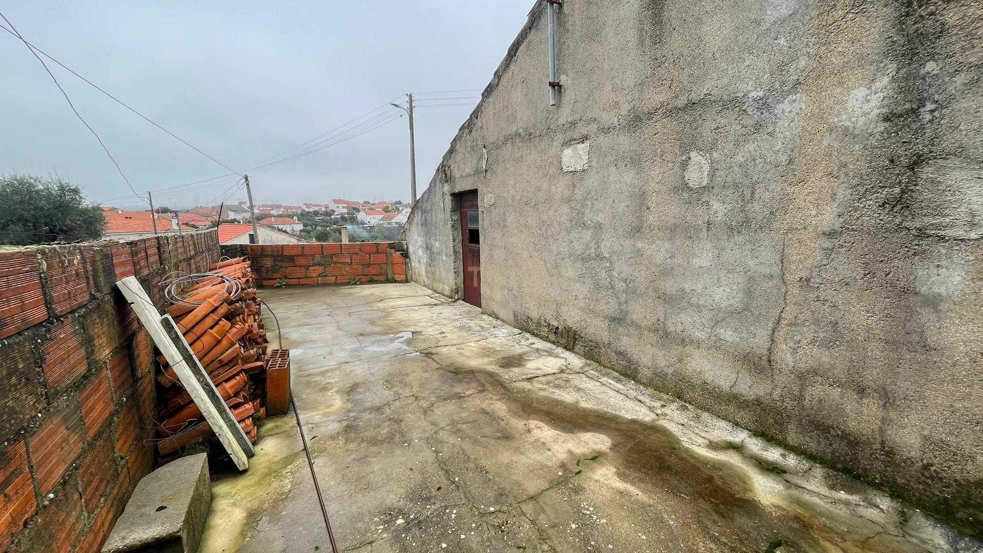 Moradia com logradouro e garagem - Escalos de Baixo - Castelo Branco - Image 2