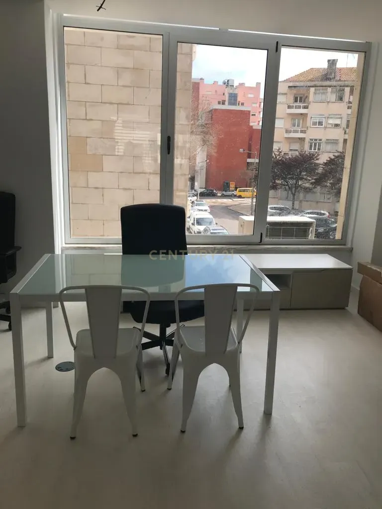 Elegível para vistos Gold Loja na Av. Estados Unidos da América 66m2 - Image 1