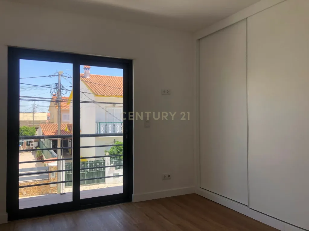 Moradia T2+1 geminada, situada na Quinta do Conde I - Image 17