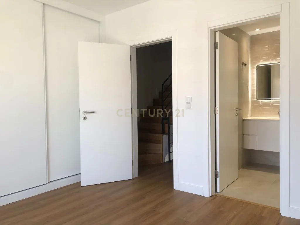 Moradia T2+1 geminada, situada na Quinta do Conde I - Image 19