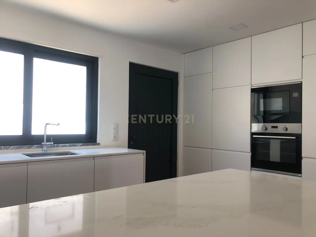 Moradia T2+1 geminada, situada na Quinta do Conde I - Image 3