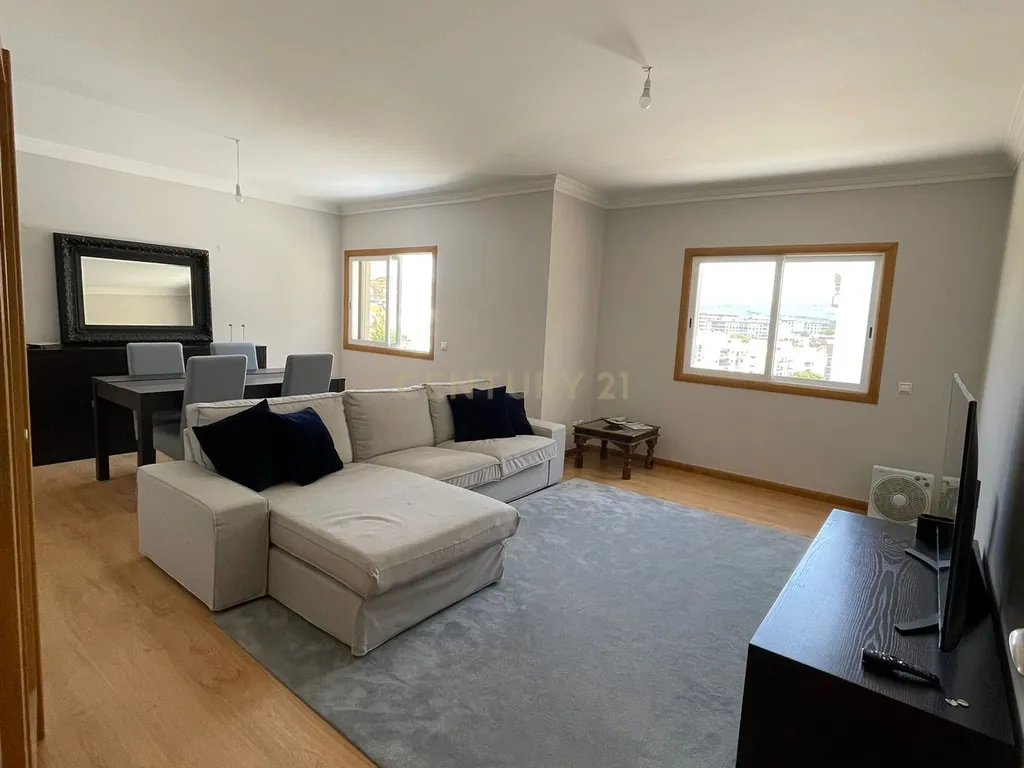 Apartamento T2 mobilado em Nova Carnaxide - Image 1