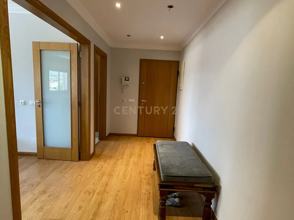 Apartamento T2 mobilado em Nova Carnaxide - Image 3