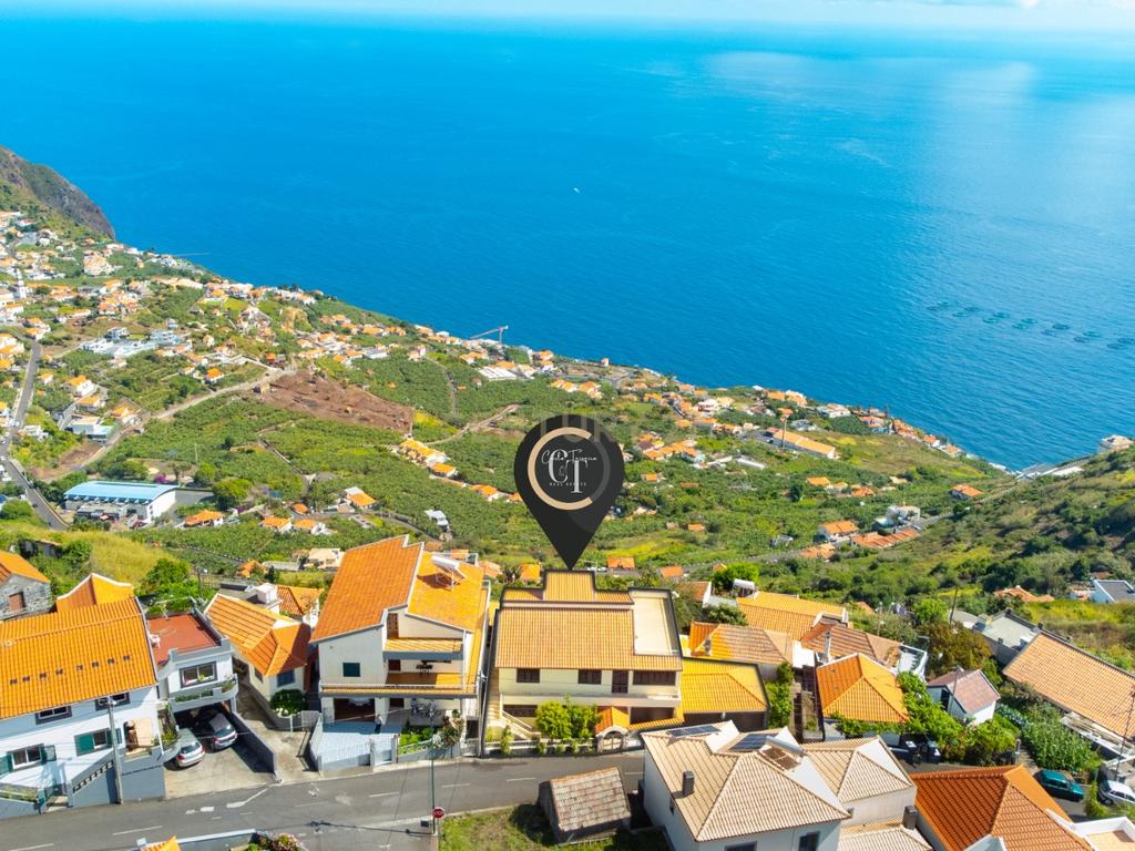 Moradia Tradicional com Vista Deslumbrante – Arco da Calheta - Image 35