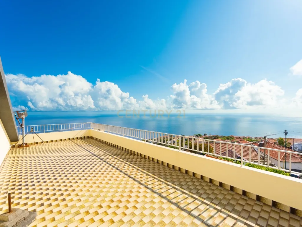 Moradia Tradicional com Vista Deslumbrante – Arco da Calheta - Image 9