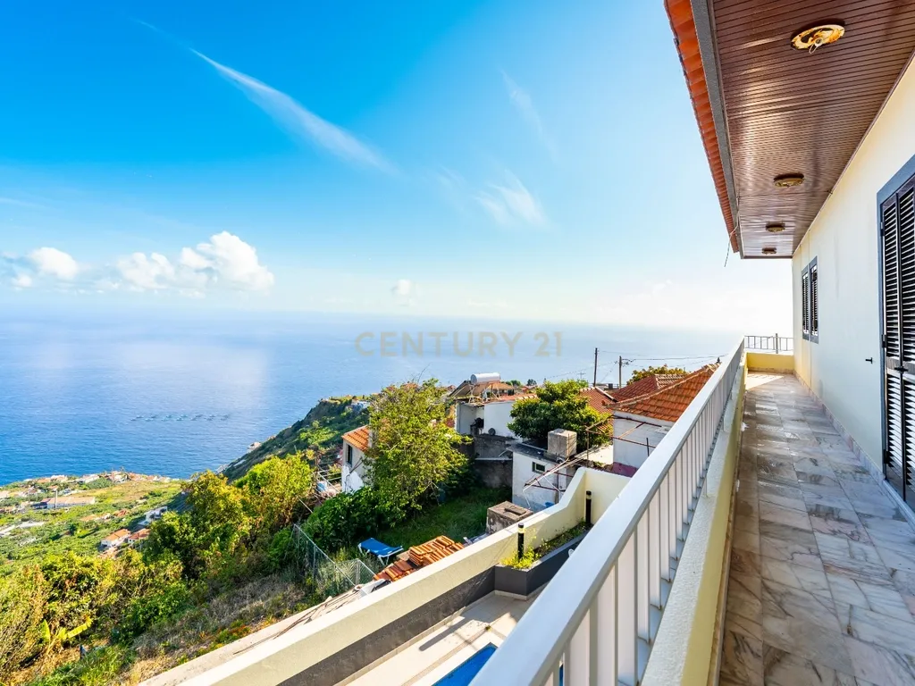 Moradia Tradicional com Vista Deslumbrante – Arco da Calheta - Image 17