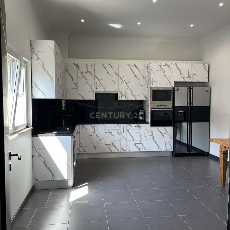 Prédio com Habitação com 3 quartos e Loja para Comércio - Image 5