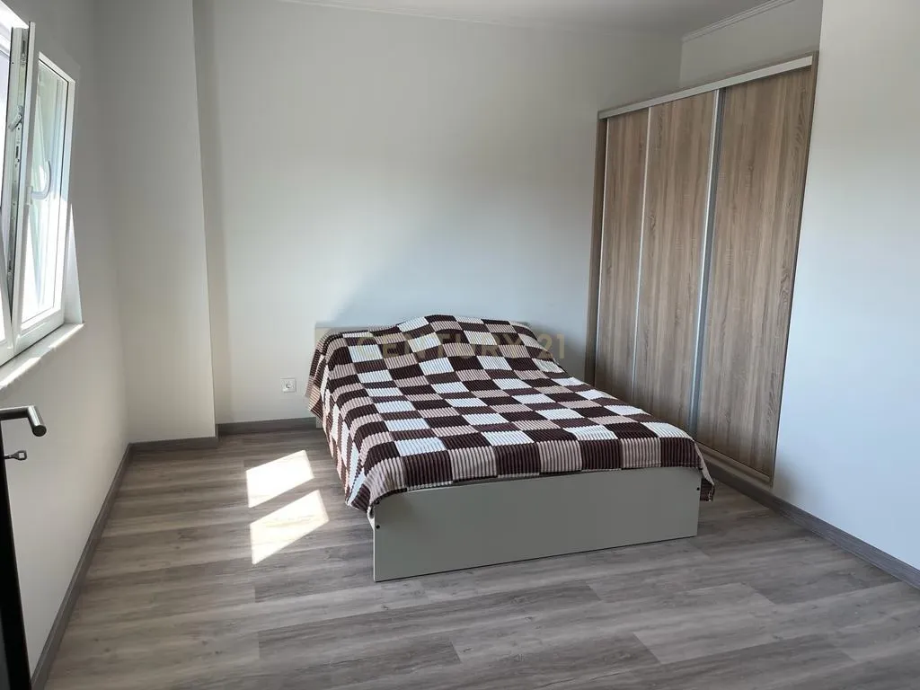 Prédio com Habitação com 3 quartos e Loja para Comércio - Image 6