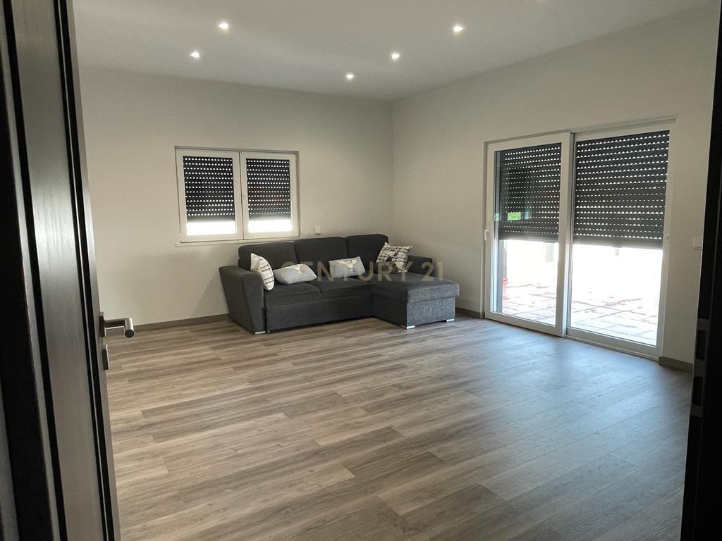 Prédio com Habitação com 3 quartos e Loja para Comércio - Image 4