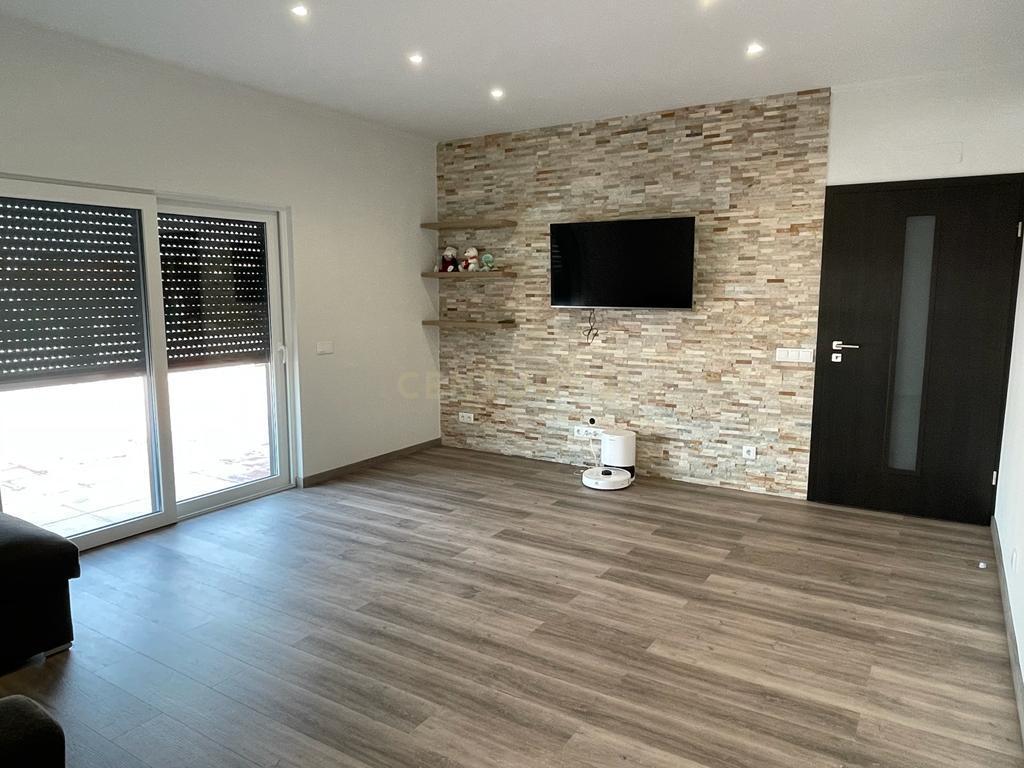 Prédio com Habitação com 3 quartos e Loja para Comércio - Image 2
